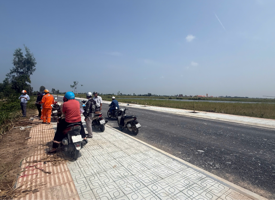 Hình ảnh Tham gia phối hợp khảo sát có Ban Quản lý dự án Nông nghiệp tỉnh Vĩnh Long, UBND xã Tân Xuân, Ban Quản lý dự án khu vực Ba Tri, Công ty Điện lực Vĩnh Long, Xí nghiệp Dịch vụ Điện lực Vĩnh Long, cùng Công ty TNHH Xây dựng điện Hưng Hoà Phát – đơn vị thi công