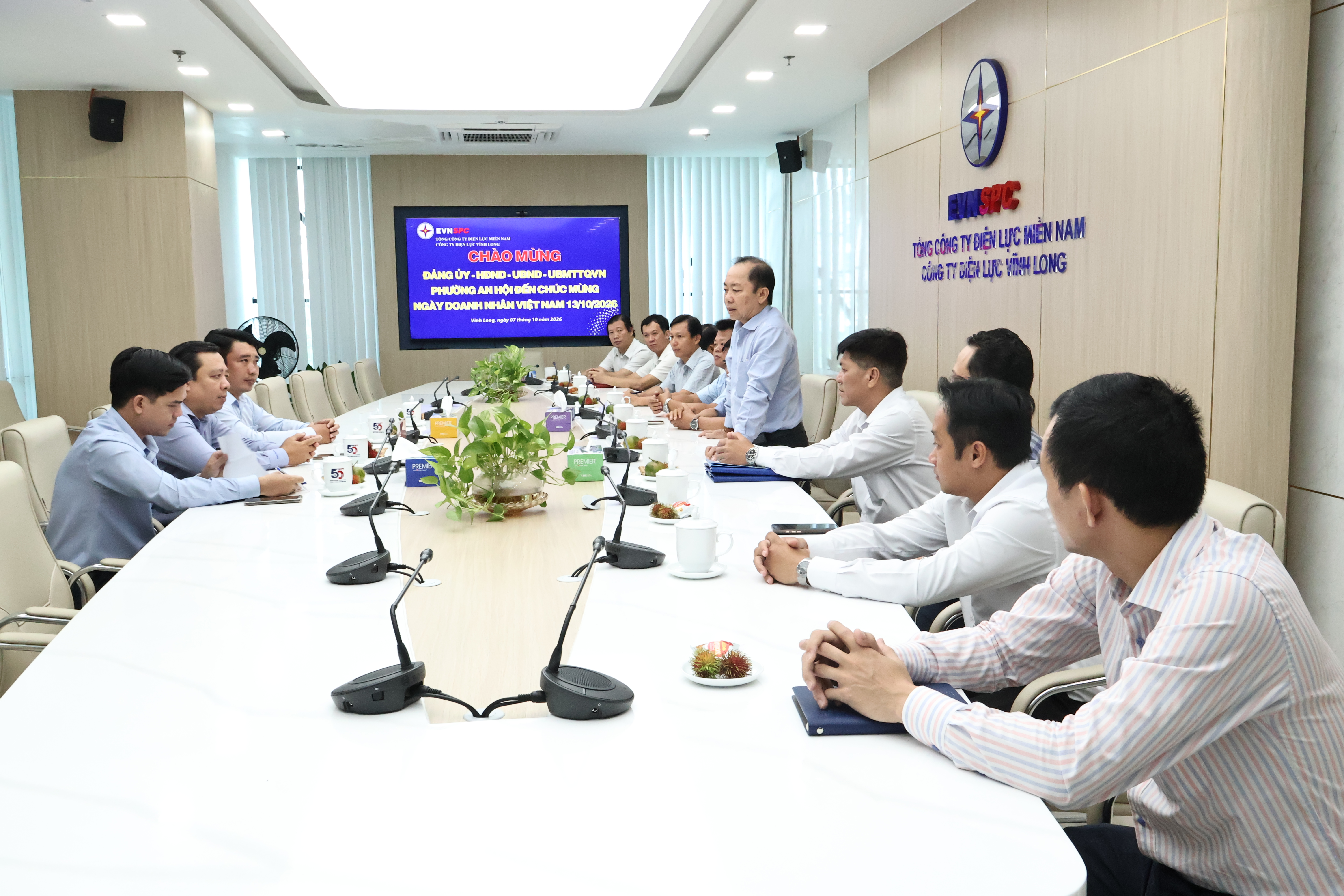 Quang cảnh buổi thăm hỏi chúc mừng Ngày Doanh nhân Việt Nam 13/10 của Đảng ủy – HĐND – UBND - UBMTTQVN phường An Hội tại PCVL (HÌnh ảnh: PCVL)